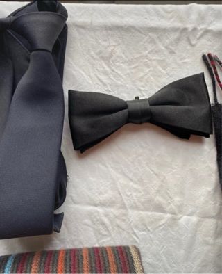 Lote de 4 bufandas, 3 corbatas y 1 pajarita.