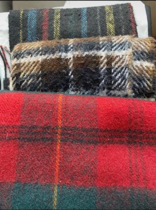 Lote de 4 bufandas, 3 corbatas y 1 pajarita.