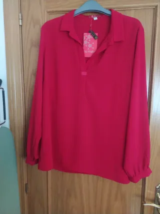 Camisa roja manga larga.
