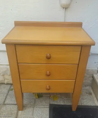 Mobiletto in legno con 3 cassetti.