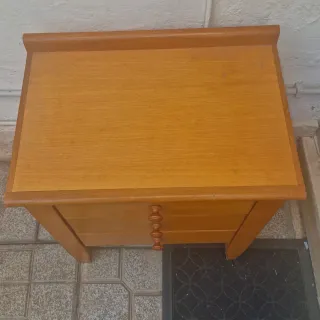 Mobiletto in legno con 3 cassetti.