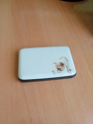 Tarjetero con cargador portátil integrado