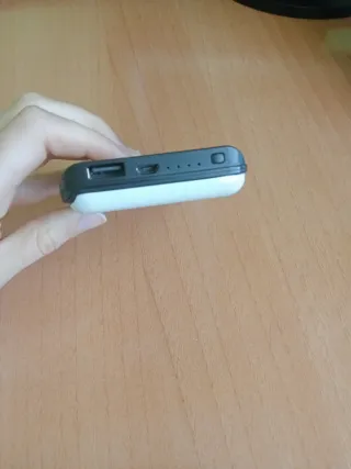 Tarjetero con cargador portátil integrado