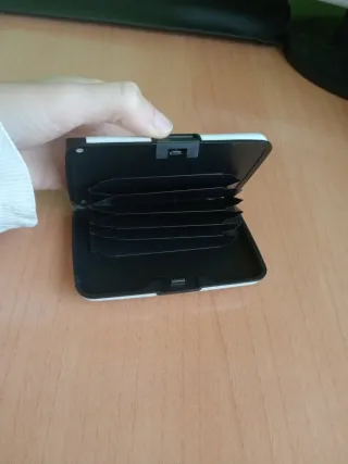 Tarjetero con cargador portátil integrado