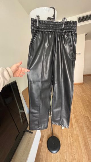 Pantalón efecto piel negro