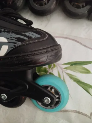 Patines en línea negros y azules para niños