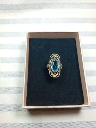 Anello con pietra azzurra e dettagli oro