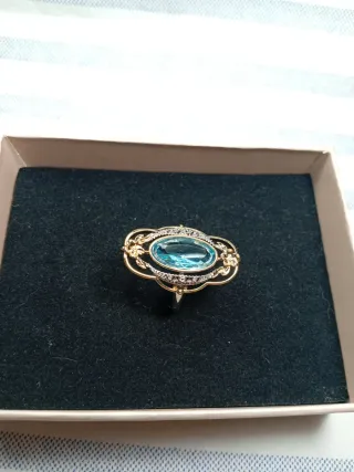 Anello con pietra azzurra e dettagli oro