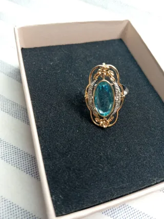 Anello con pietra azzurra e dettagli oro