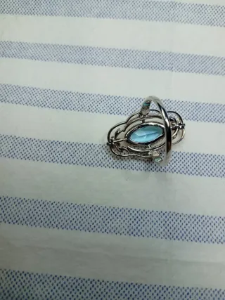 Anello con pietra azzurra e dettagli oro