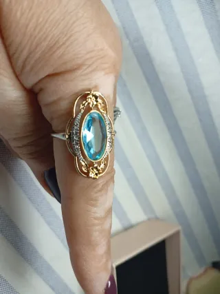 Anello con pietra azzurra e dettagli oro