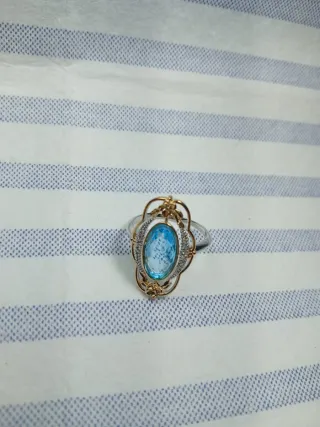 Anello con pietra azzurra e dettagli oro