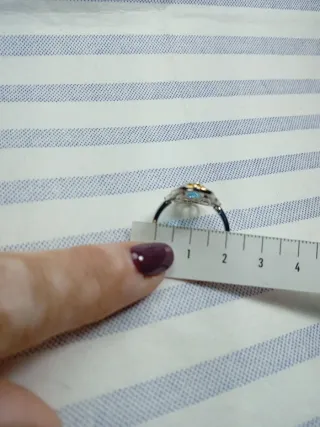 Anello con pietra azzurra e dettagli oro