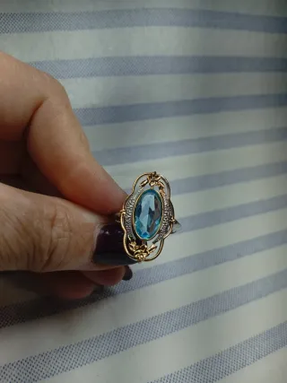 Anello con pietra azzurra e dettagli oro