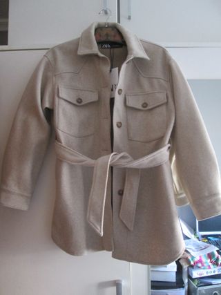 CHAQUETA OVERSIZE COLOR BEIGE ZARA