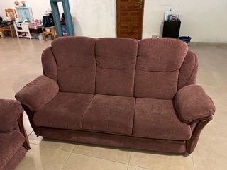 Sofá de tela marrón y rosa