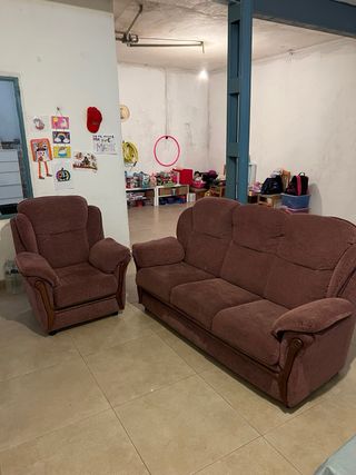 Sofá de tela marrón y rosa