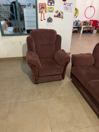 Sofá de tela marrón y rosa