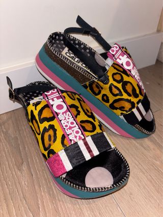 Sandalias de plataforma estampadas