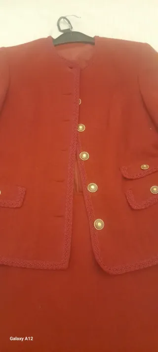 Conjunto chaqueta y falda rojo