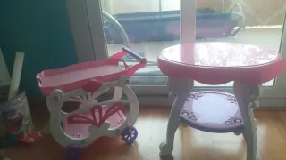 Carrito y mesa de juguete rosa
