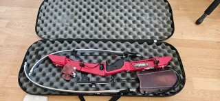 Arco recurvo rojo y flechas, sin cuerda