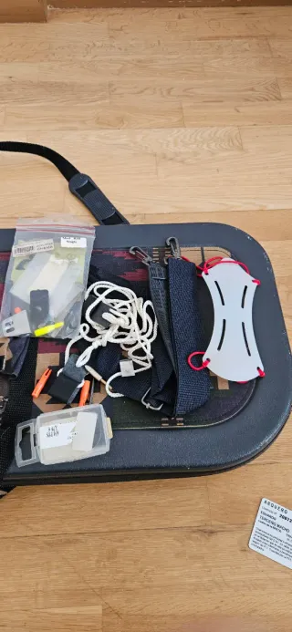 Arco recurvo rojo y flechas, sin cuerda