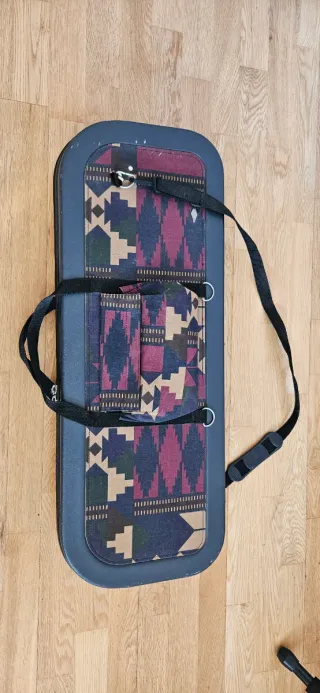 Arco recurvo rojo y flechas, sin cuerda