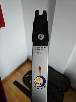 Arco recurvo rojo y flechas, sin cuerda