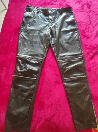 Pantalón negro con cremalleras rockero
