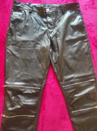 Pantalón negro con cremalleras rockero