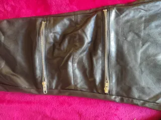 Pantalón negro con cremalleras rockero