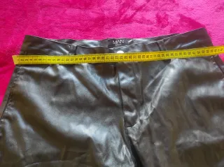 Pantalón negro con cremalleras rockero