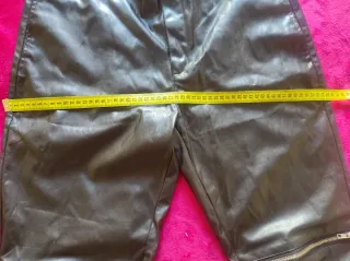 Pantalón negro con cremalleras rockero