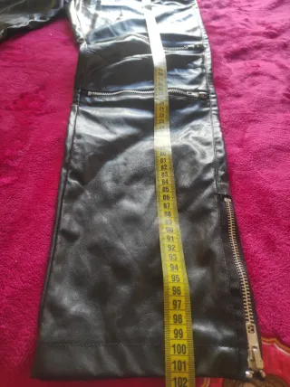 Pantalón negro con cremalleras rockero