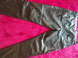 Pantalón negro con cremalleras rockero