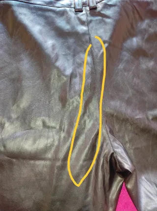 Pantalón negro con cremalleras rockero