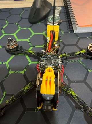 Drone Betaflight Negro y Amarillo