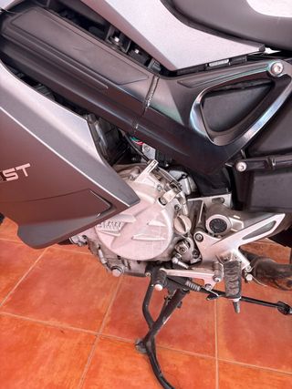 BMW F 800 ST con documentación