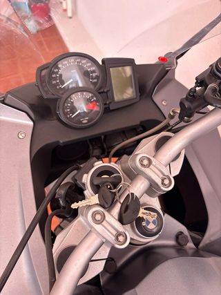 BMW F 800 ST con documentación
