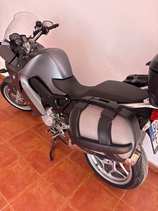 BMW F 800 ST con documentación