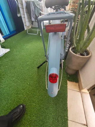 Bicicleta azul con cesta y portabultos