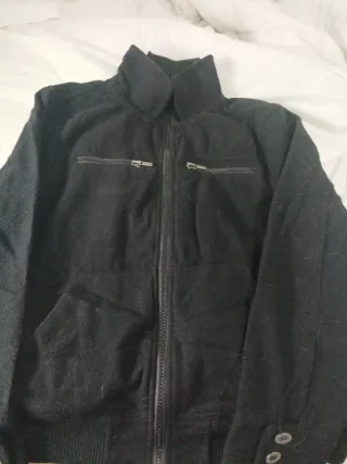 Cazadora negra con cremallera