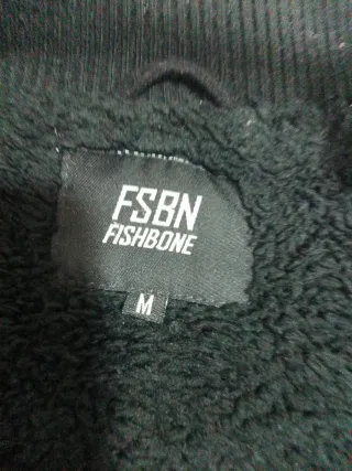 Cazadora negra con cremallera