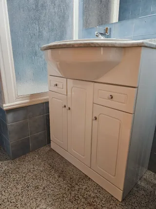 Mueble de baño con lavabo y grifo