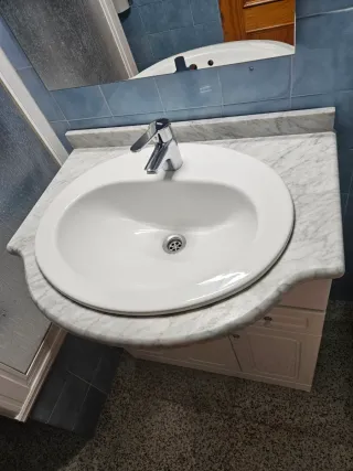 Mueble de baño con lavabo y grifo