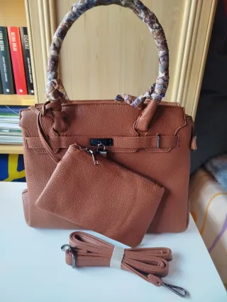 Bolso marrón con monedero y correa