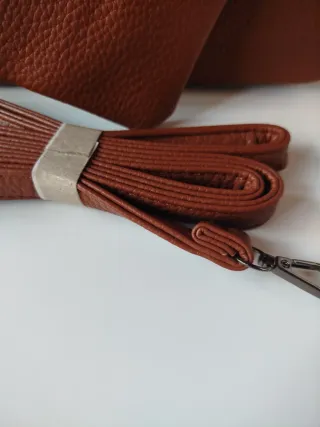 Bolso marrón con monedero y correa