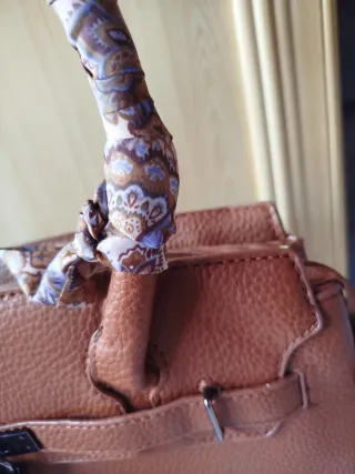 Bolso marrón con monedero y correa