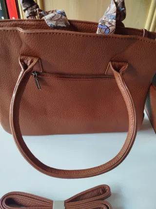 Bolso marrón con monedero y correa